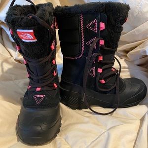 The North Face girls Heat Seeker black and pink boots NEW WITHOUT TAGS